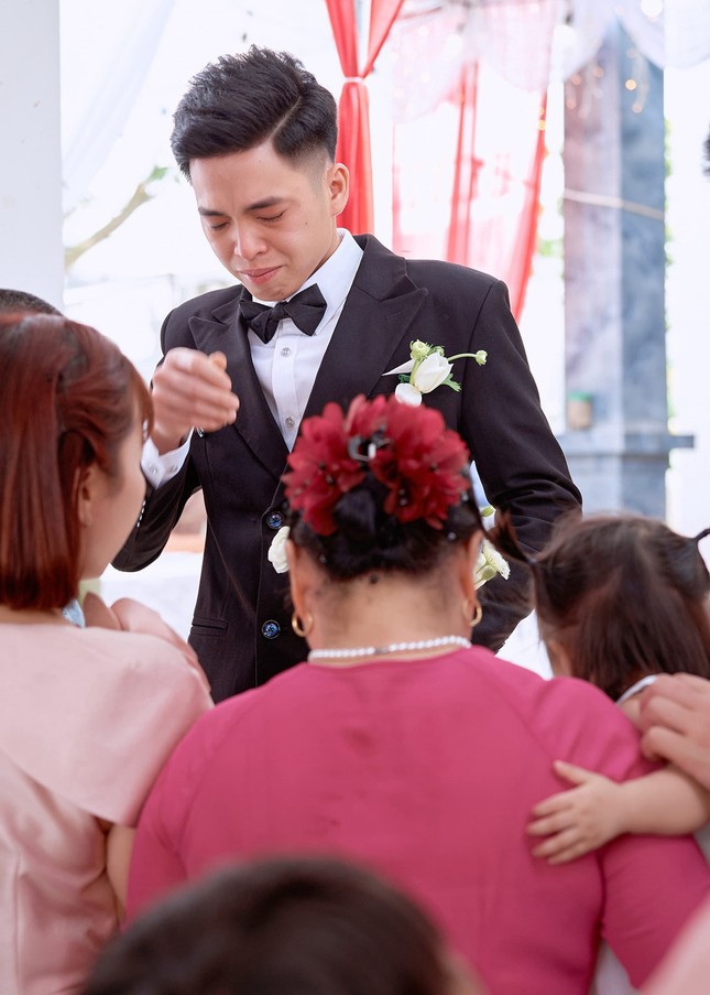 Chú rể ở Hưng Yên bật khóc trong đám cưới, phía sau là chuyện thắt lòng ảnh 2