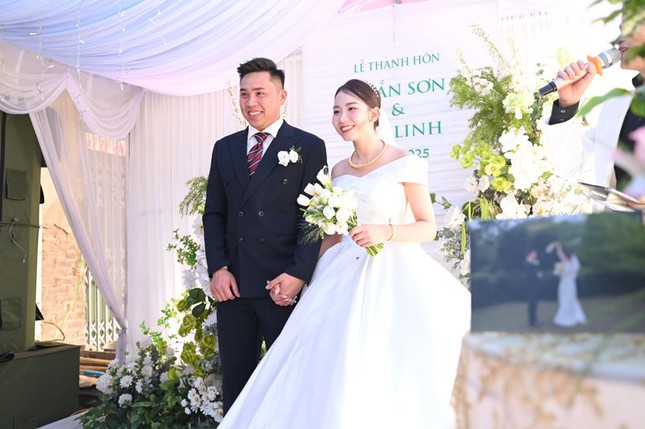 Lấy anh hàng xóm, cô dâu đọc lời thề nguyện khiến chú rể hết cười lại khóc ảnh 1