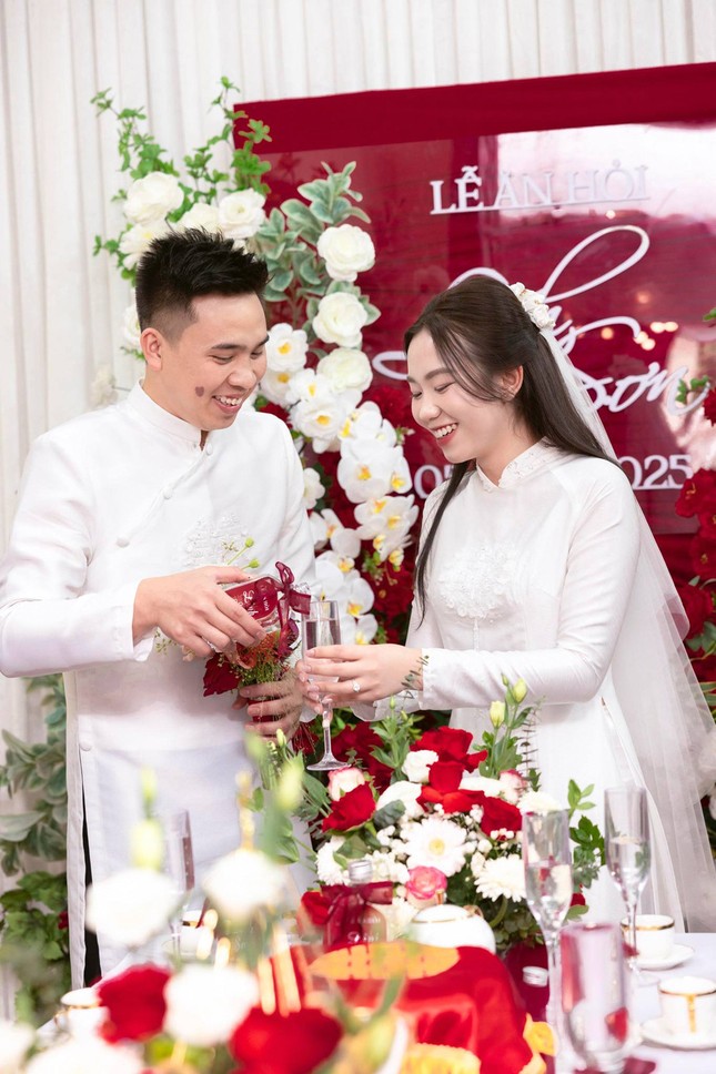 Lấy anh hàng xóm, cô dâu đọc lời thề nguyện khiến chú rể hết cười lại khóc ảnh 2