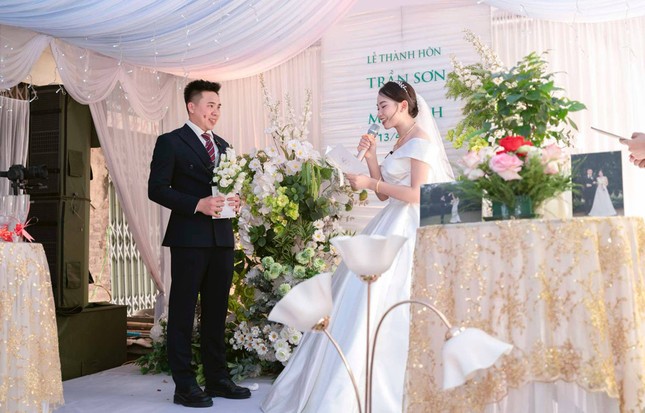 Lấy anh hàng xóm, cô dâu đọc lời thề nguyện khiến chú rể hết cười lại khóc ảnh 3