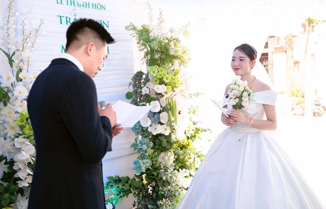 Lấy anh hàng xóm, cô dâu đọc lời thề nguyện khiến chú rể hết cười lại khóc ảnh 4