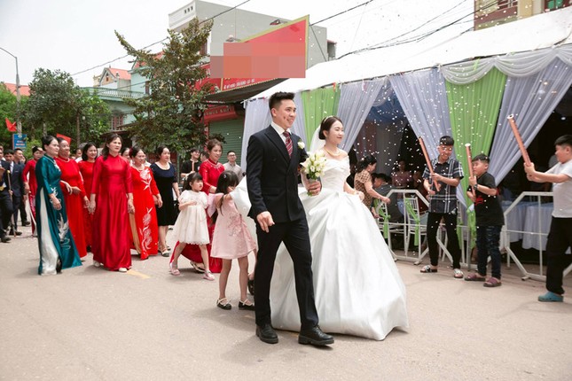 Lấy anh hàng xóm, cô dâu đọc lời thề nguyện khiến chú rể hết cười lại khóc ảnh 5