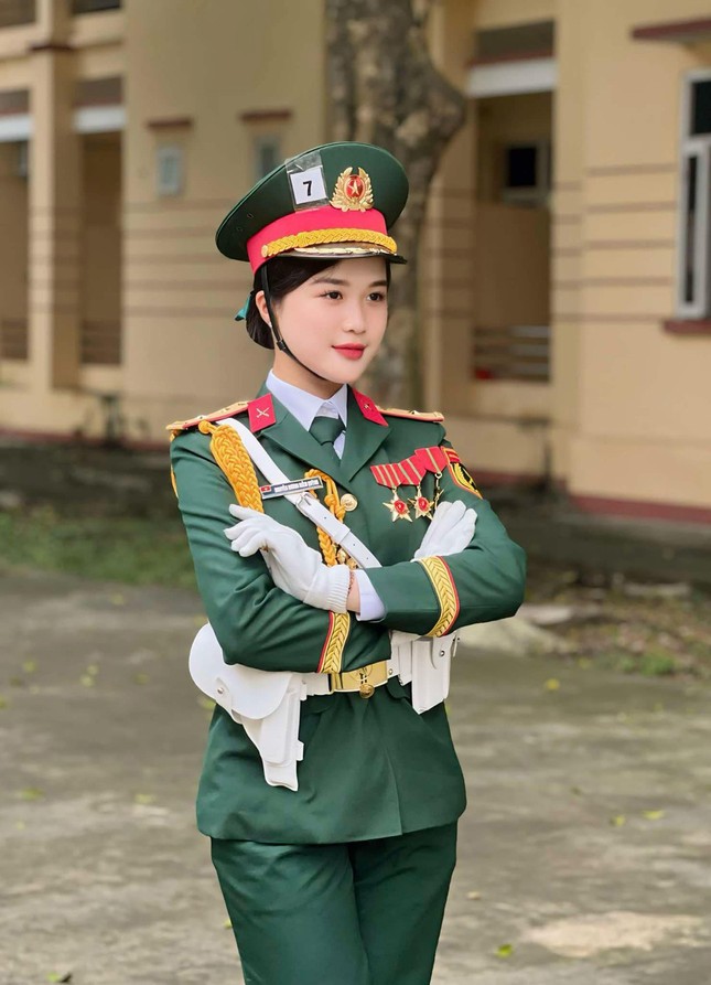 Nữ quân nhân xinh như nàng thơ, thu hút sự chú ý ảnh 1