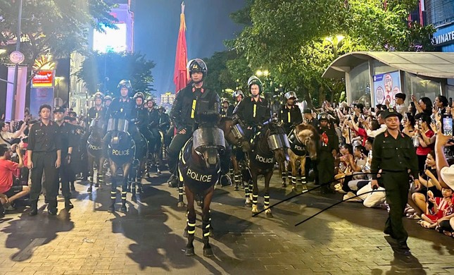 Nức lòng 'đại tiệc' pháo hoa mừng 50 năm thống nhất đất nước ảnh 34