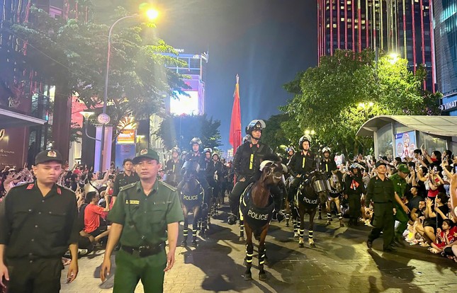 Nức lòng 'đại tiệc' pháo hoa mừng 50 năm thống nhất đất nước ảnh 33