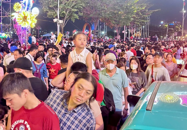 Nức lòng 'đại tiệc' pháo hoa mừng 50 năm thống nhất đất nước ảnh 42