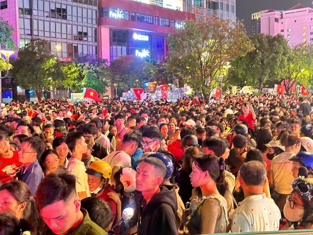 Nức lòng 'đại tiệc' pháo hoa mừng 50 năm thống nhất đất nước ảnh 45