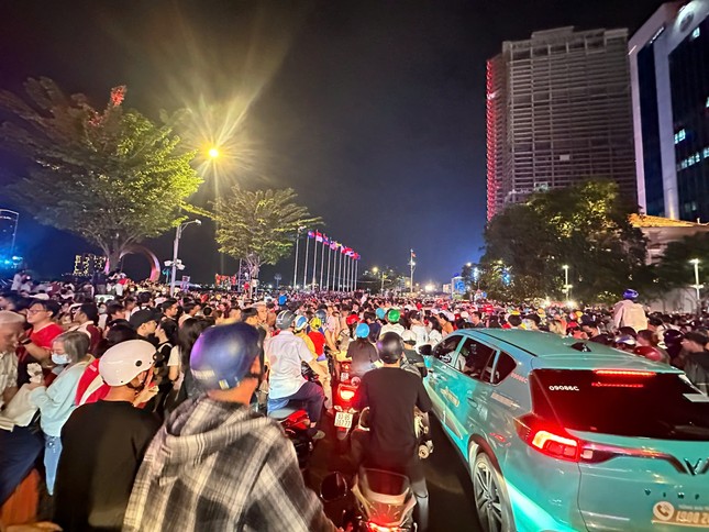 Nức lòng 'đại tiệc' pháo hoa mừng 50 năm thống nhất đất nước ảnh 44