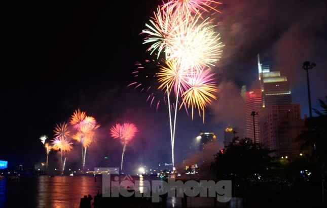 Nức lòng 'đại tiệc' pháo hoa mừng 50 năm thống nhất đất nước ảnh 3