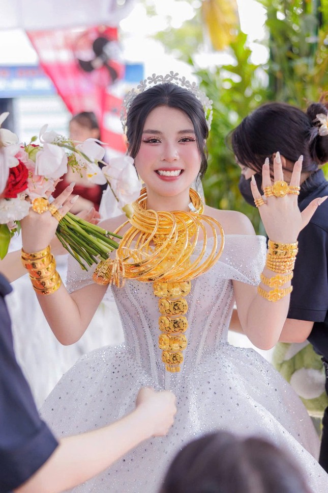 Đám cưới con trai chủ tiệm vàng ở Long An gây sốt vì chi tiết thú vị ảnh 1