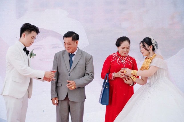 Đám cưới con trai chủ tiệm vàng ở Long An gây sốt vì chi tiết thú vị ảnh 4