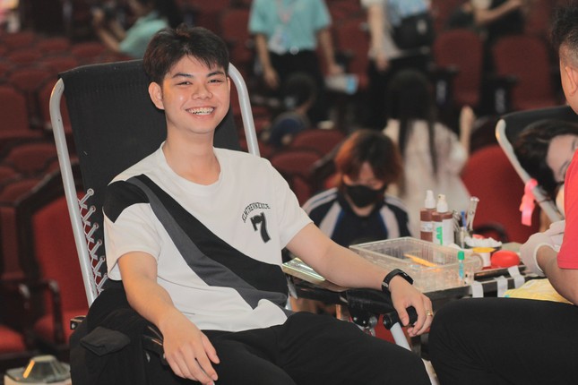 Hàng trăm sinh viên Đại học Công nghệ hiến máu tạo nên &apos;Sắc hồng hy vọng&apos; ảnh 1