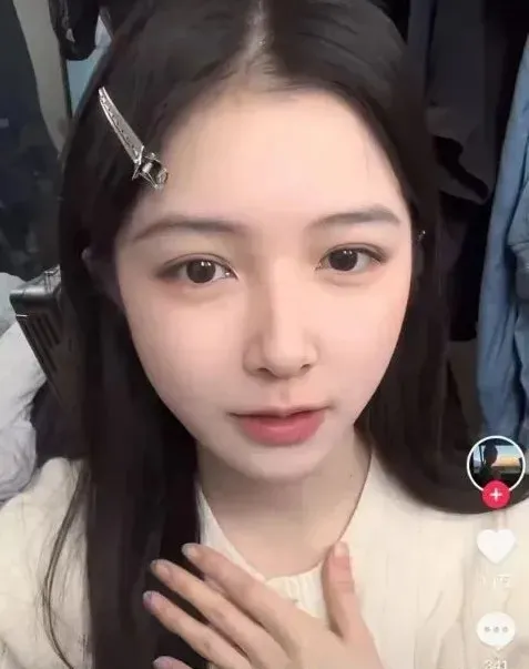 Cô gái bị bố cấm livestream vì quá xinh gây &apos;bão&apos; mạng ảnh 2