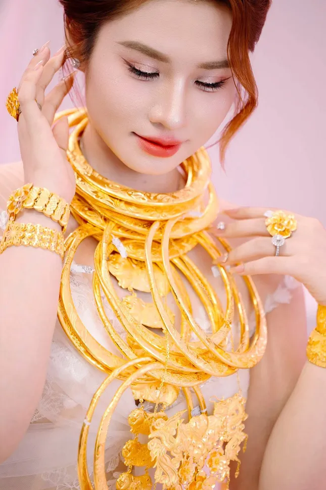 Cô dâu Tiền Giang đeo vàng kín cổ trong ngày cưới, màn trao quà kéo dài 30 phút ảnh 1