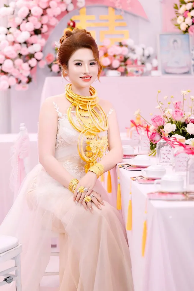 Cô dâu Tiền Giang đeo vàng kín cổ trong ngày cưới, màn trao quà kéo dài 30 phút ảnh 2