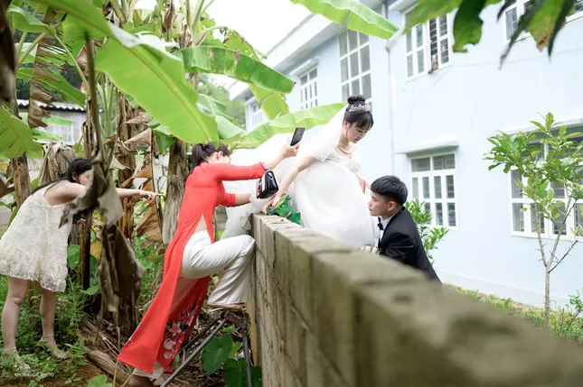 Cô dâu ở Lạng Sơn trèo tường về nhà chồng, phía sau là câu chuyện bất ngờ ảnh 1