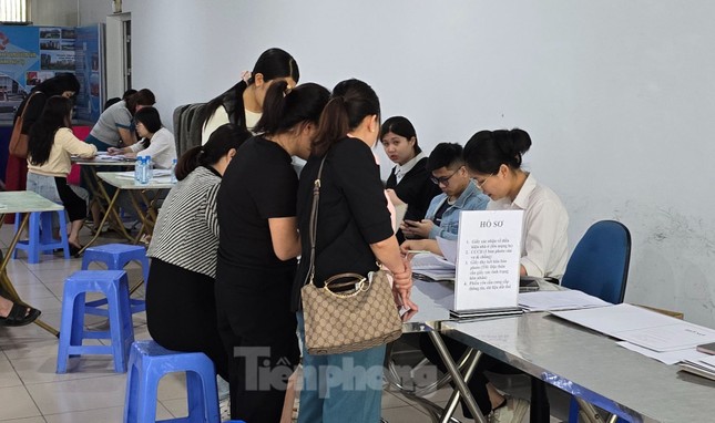 Hà Nội: Người dân &quot;ùn ùn&quot; đi làm thủ tục xác nhận điều kiện nhà ở để mua NOXH, cán bộ &quot;căng mình&quot; phục vụ ảnh 2