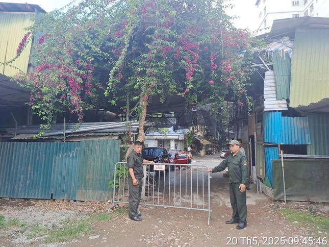 Hà Nội: Bắt đầu 'chiến dịch' giải tỏa 50 bãi trông giữ ô tô trái phép tại quận Hoàng Mai ảnh 1