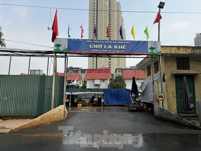 Chủ tịch Hà Nội phê bình Chủ tịch UBND quận Hà Đông do chậm trễ xử lý khu chợ trái phép ảnh 1