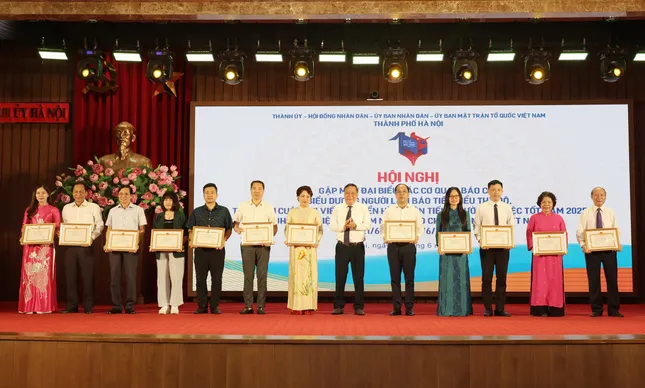 Chủ tịch thành phố Hà Nội tặng Bằng khen cho Báo Tiền Phong ảnh 3
