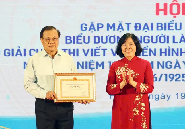 Chủ tịch thành phố Hà Nội tặng Bằng khen cho Báo Tiền Phong ảnh 2