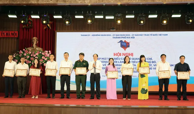Chủ tịch thành phố Hà Nội tặng Bằng khen cho Báo Tiền Phong ảnh 4