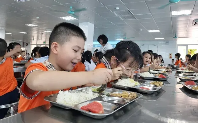 Hà Nội sẽ chi hơn 3.000 tỷ lo bữa ăn trưa cho học sinh tiểu học- Ảnh 1. Hà Nội sẽ chi hơn 3.000 tỷ lo bữa ăn trưa cho học sinh tiểu học- Ảnh 1.