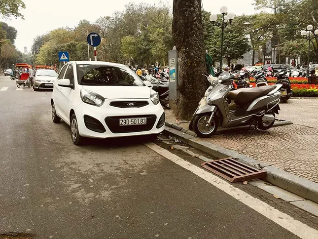 Hà Nội: Chính quyền làm ngơ bãi xe không phép quanh di tích? ảnh 2