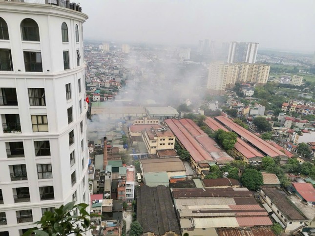 Hà Nội sẽ sớm di dời nhà máy dệt xả khói trắng gây ô nhiễm giữa khu dân cư ảnh 1