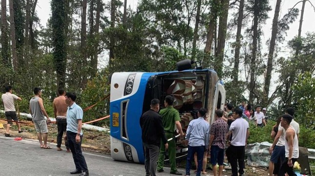 Xe khách lật ngang khi đổ đèo Tam Đảo, 13 người thương vong ảnh 1
