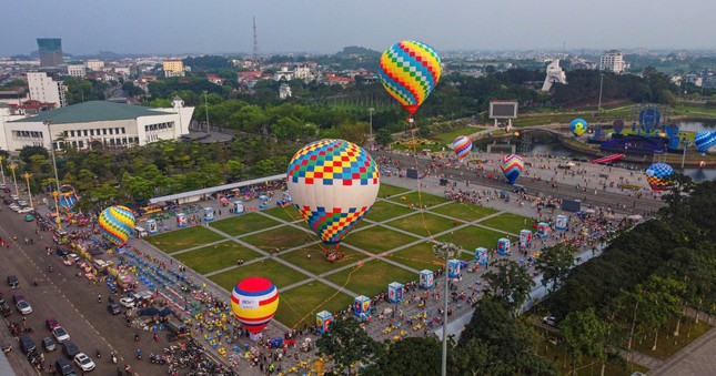 Khinh khí cầu rực rỡ bay trên bầu trời Vĩnh Phúc dịp nghỉ lễ ảnh 3