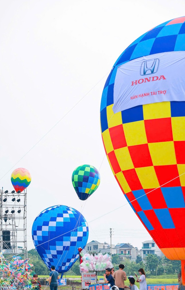 Khinh khí cầu rực rỡ bay trên bầu trời Vĩnh Phúc dịp nghỉ lễ ảnh 4