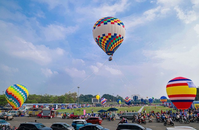 Khinh khí cầu rực rỡ bay trên bầu trời Vĩnh Phúc dịp nghỉ lễ ảnh 7
