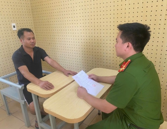 Bắt 2 đối tượng &apos;tống tiền&apos; Cảnh sát giao thông ảnh 1