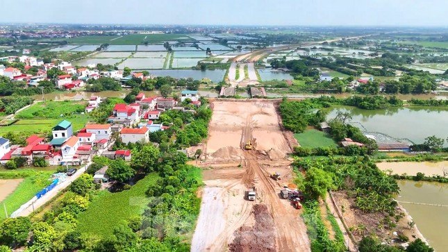 Cưỡng chế đất 9 hộ gia đình để &apos;thông&apos; đường BT hơn 6.000 tỷ đồng ảnh 1