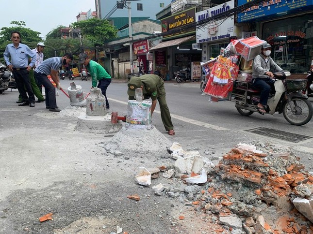 Hà Nội: Phá dỡ loạt trụ bê tông án ngữ trước chung cư ảnh 1