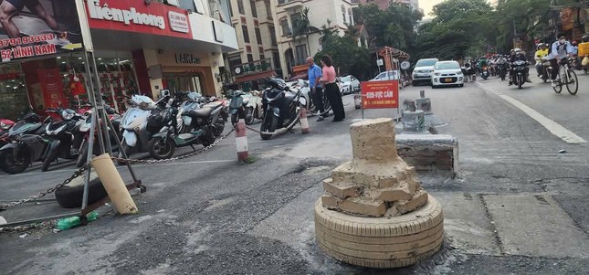 Hà Nội: Phá dỡ loạt trụ bê tông án ngữ trước chung cư ảnh 2