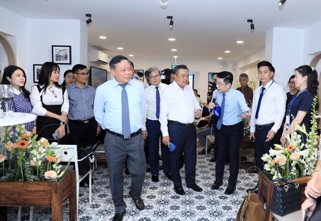 Chủ tịch thành phố Hà Nội: Thay đổi căn bản tư duy, không né tránh báo chí ảnh 3