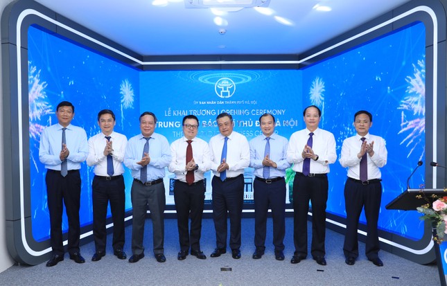 Chủ tịch thành phố Hà Nội: Thay đổi căn bản tư duy, không né tránh báo chí ảnh 4
