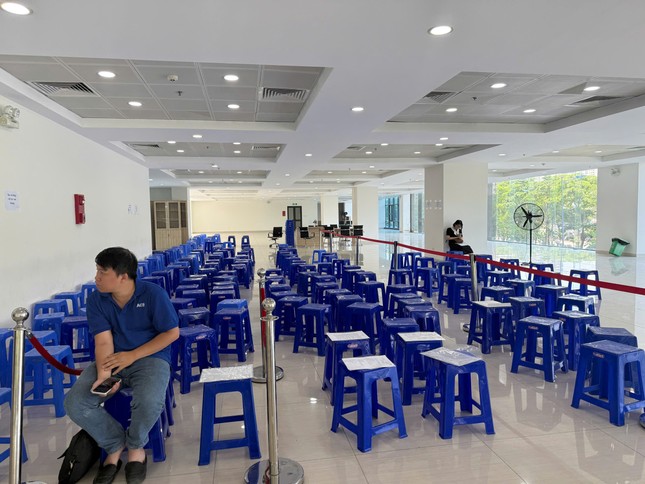 Trung tâm hành chính công Hà Nội bất ngờ &apos;vắng khách&apos; ngày đầu tuần ảnh 1