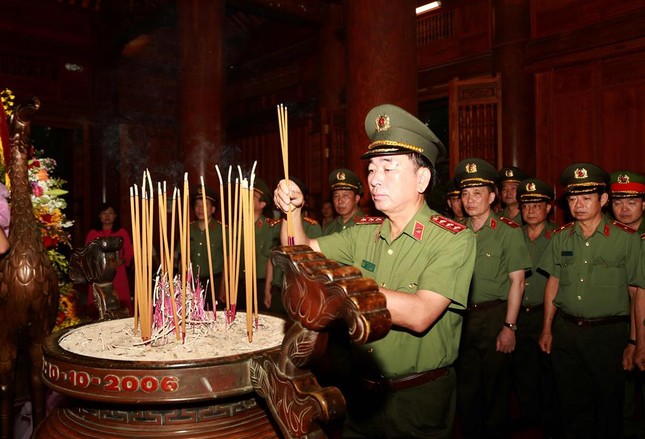 Đảng ủy Công an Trung ương dâng hương tưởng niệm Chủ tịch Hồ Chí Minh tại Di tích quốc gia đặc biệt Kim Liên ảnh 1