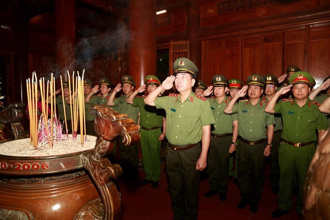 Đảng ủy Công an Trung ương dâng hương tưởng niệm Chủ tịch Hồ Chí Minh tại Di tích quốc gia đặc biệt Kim Liên ảnh 2