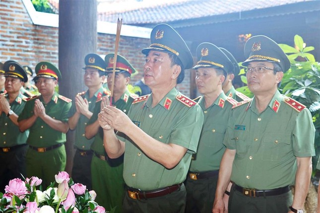 Đảng ủy Công an Trung ương dâng hương tưởng niệm Chủ tịch Hồ Chí Minh tại Di tích quốc gia đặc biệt Kim Liên ảnh 4