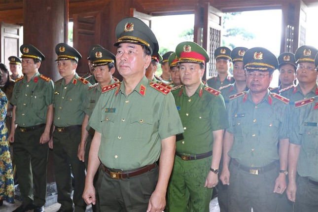 Đảng ủy Công an Trung ương dâng hương tưởng niệm Chủ tịch Hồ Chí Minh tại Di tích quốc gia đặc biệt Kim Liên ảnh 3