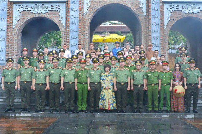 Đảng ủy Công an Trung ương dâng hương tưởng niệm Chủ tịch Hồ Chí Minh tại Di tích quốc gia đặc biệt Kim Liên ảnh 5
