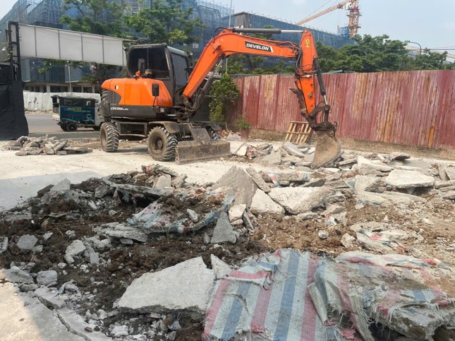 Hà Nội: Phá dỡ loạt vi phạm xây dựng tranh thủ thời điểm &apos;tranh tối, tranh sáng&apos; ảnh 2
