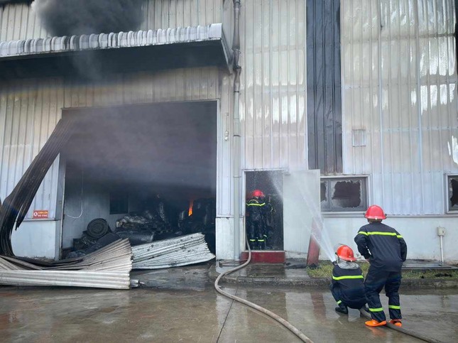 Vĩnh Phúc: Cháy lớn thiêu rụi nhà xưởng 10.000m2, thiệt hại hơn 200 tỷ đồng ảnh 2