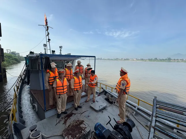 &apos;Không có vùng cấm&apos; khi kiểm tra tàu khai thác, vận chuyển cát trên sông Hồng, sông Lô ảnh 1
