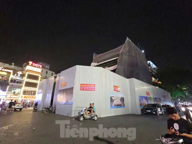 Hà Nội bắt đầu phá dỡ tòa nhà Hàm cá mập- Ảnh 9. Hà Nội bắt đầu phá dỡ tòa nhà Hàm cá mập- Ảnh 9.