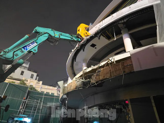 Hà Nội bắt đầu phá dỡ tòa nhà Hàm cá mập- Ảnh 2. Hà Nội bắt đầu phá dỡ tòa nhà Hàm cá mập- Ảnh 2.
